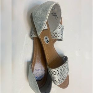 Daisy Fuentes Silver Sandals